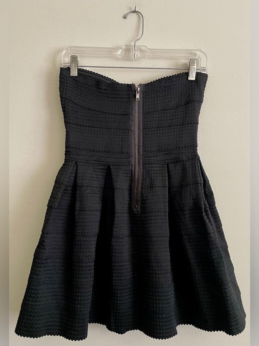 🏮 Strapless Black Textured Fit & Flare Dress 🏮 - Picture 4 of 4